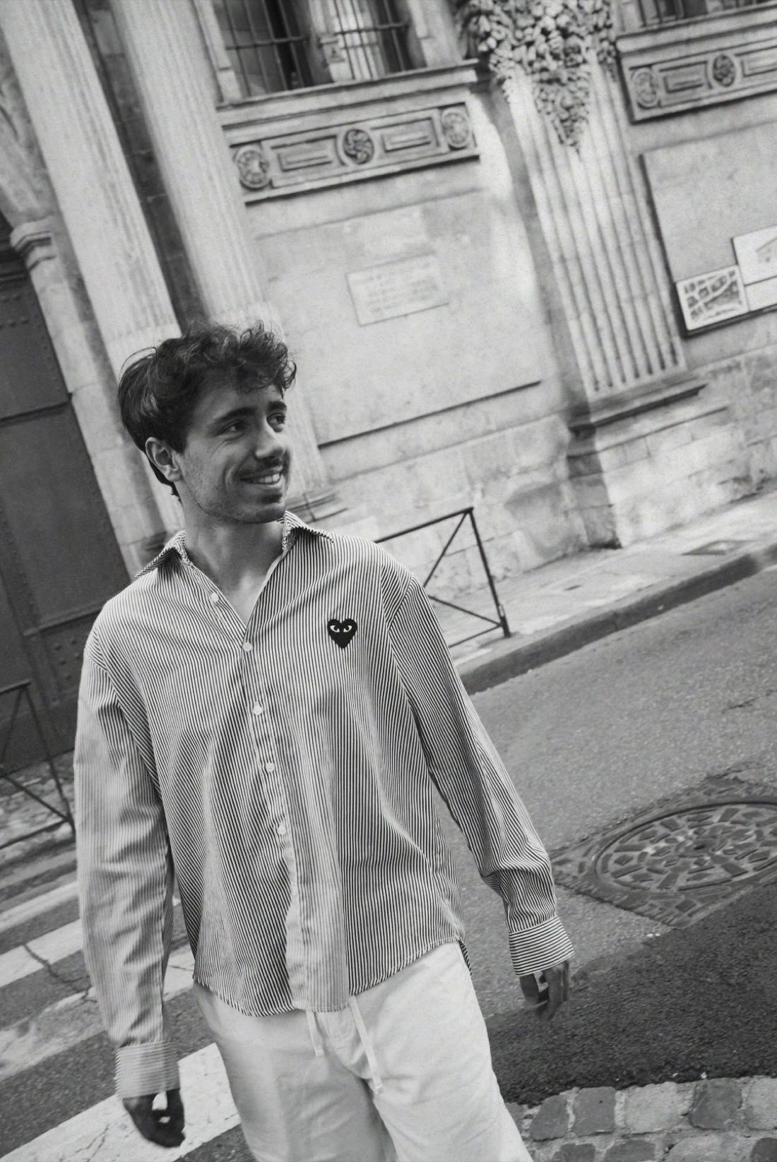 Eliott Castillon, consultant en expérience client pour le retail de luxe, dans une rue parisienne