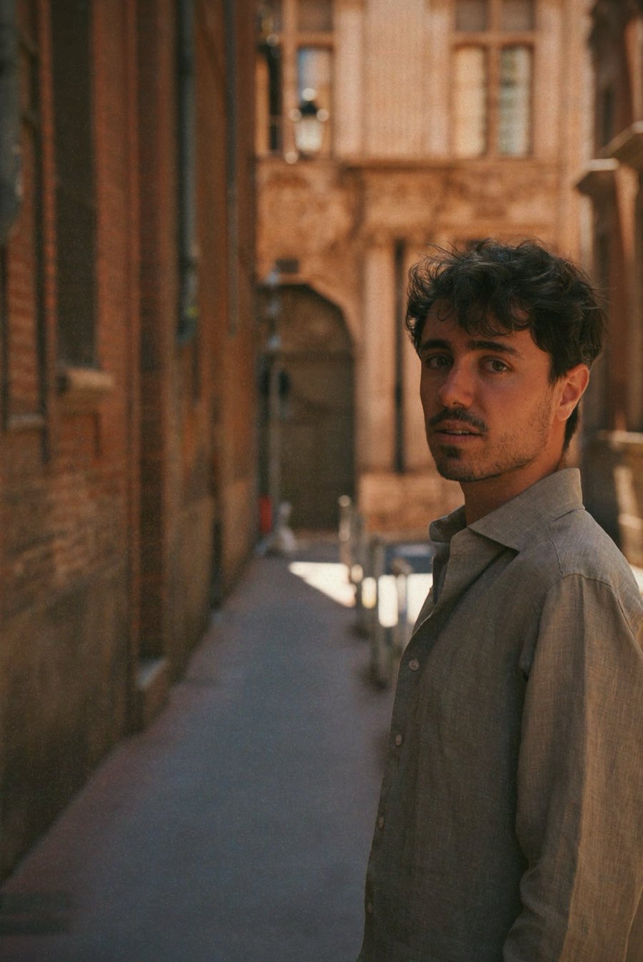 Portrait d'Eliott Castillon dans une rue de Toulouse